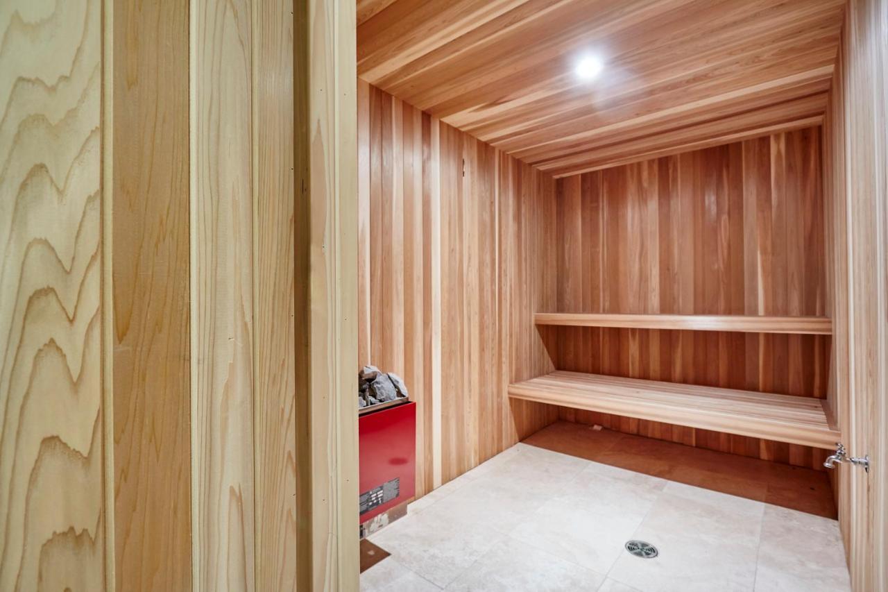 Elegant Apartment With Sauna トロント エクステリア 写真