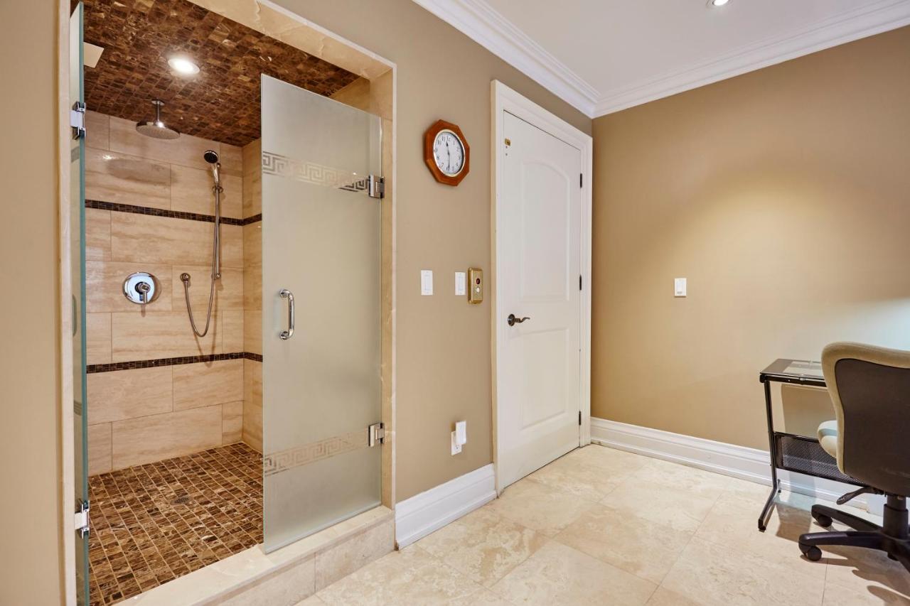 Elegant Apartment With Sauna トロント エクステリア 写真